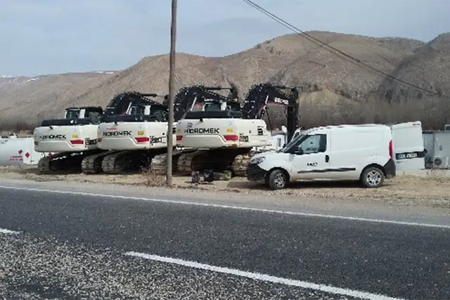 Saha çalışması için hazırlanan Hidromek makineler ve servis aracımız