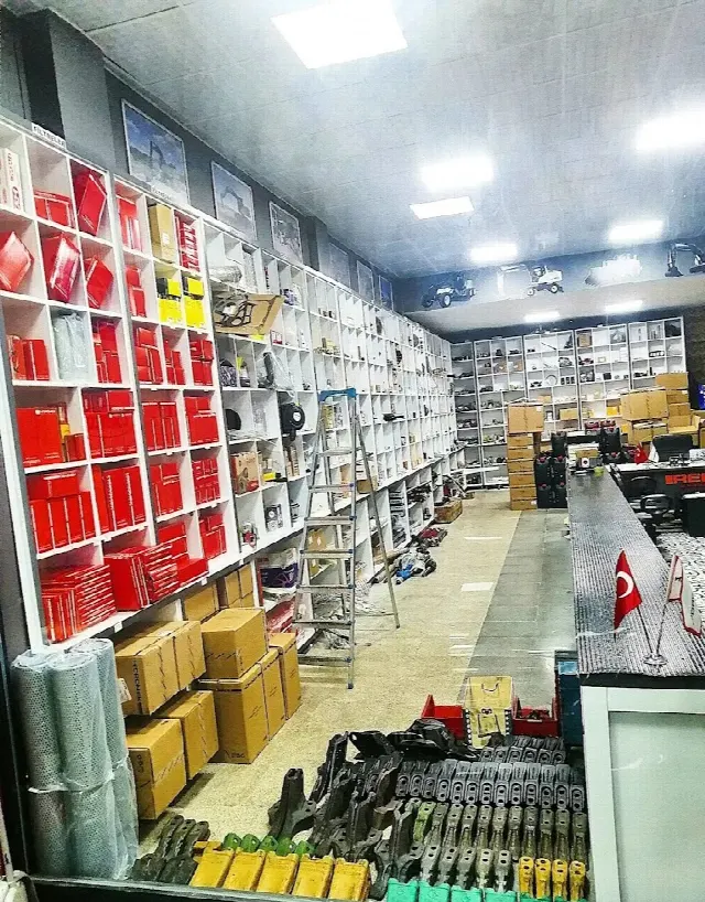 Filtre ve yedek parça raflarımız, önde kova dişleri