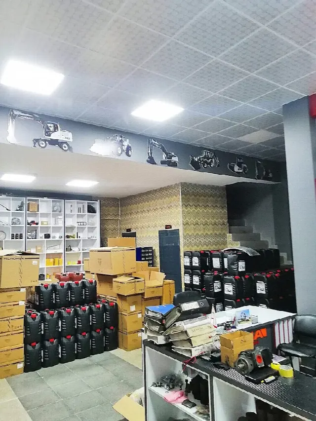 Yedek parça depomuz: koliler ve yağ stoğu